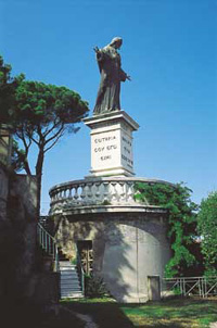 La statua di Gesù all’interno del giardino della curia generalizia della Compagnia di Gesù